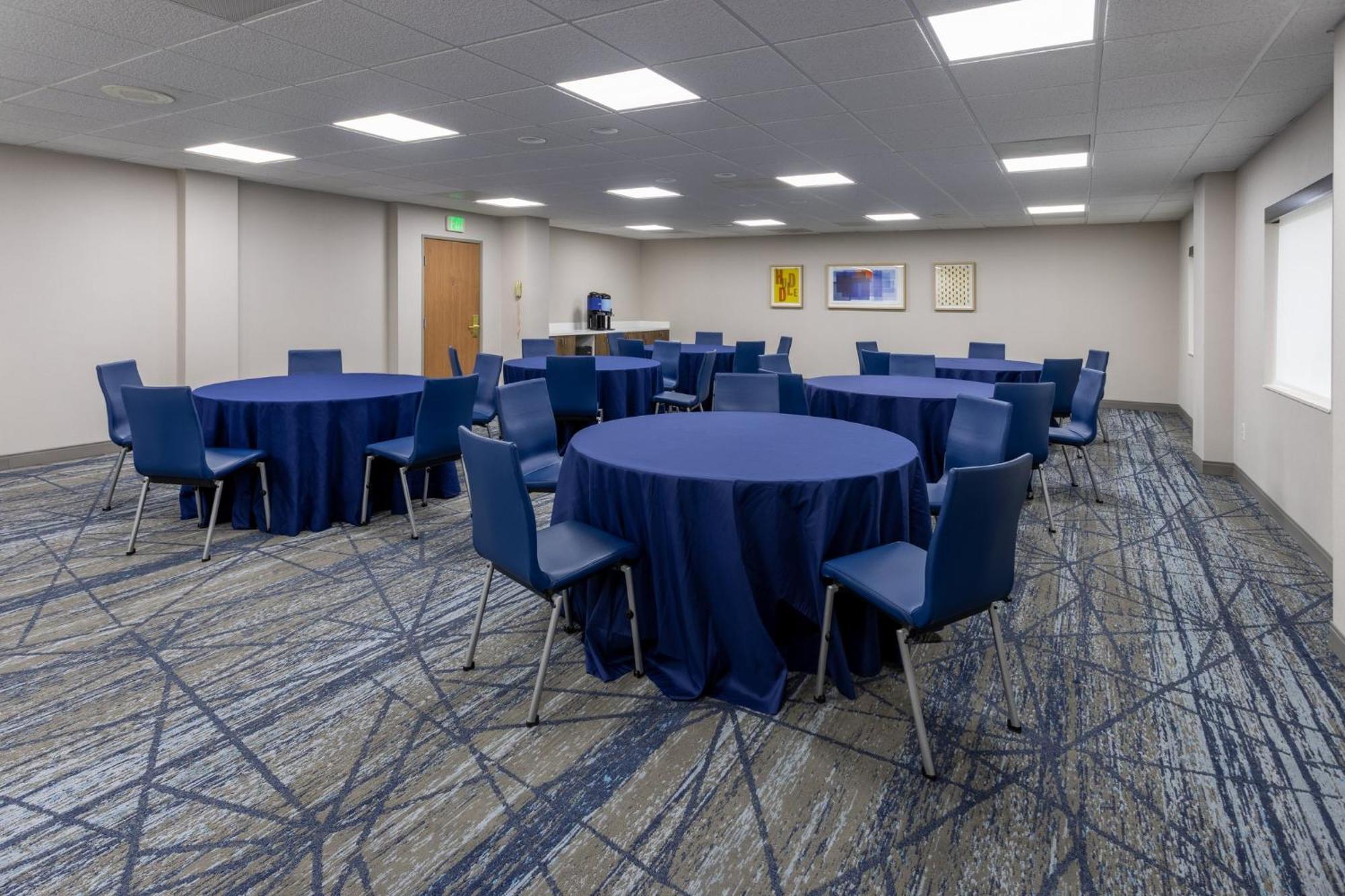 Hotel Express & Center Township By Ihg 2*