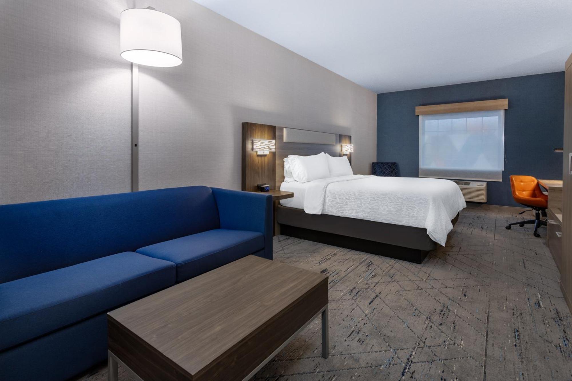 Holiday Express & Center Township By Ihg Hotel 2*