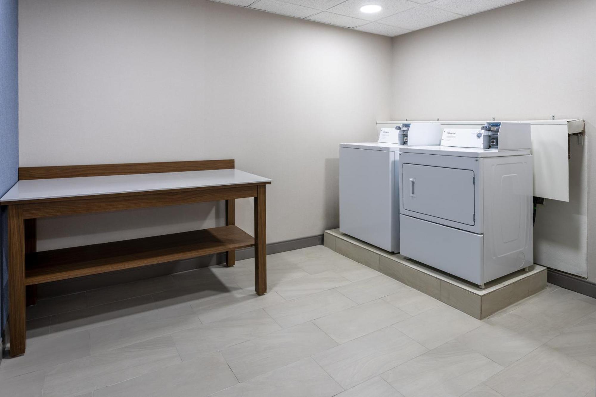 Hotel Express & Center Township By Ihg 2*