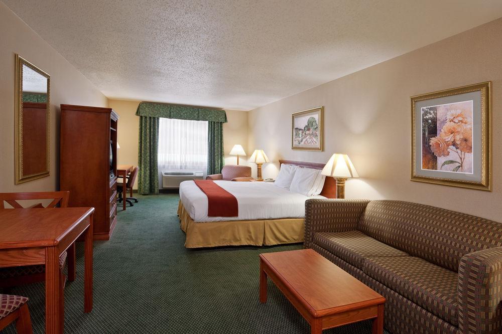 Express & Center Township By Ihg Hotel