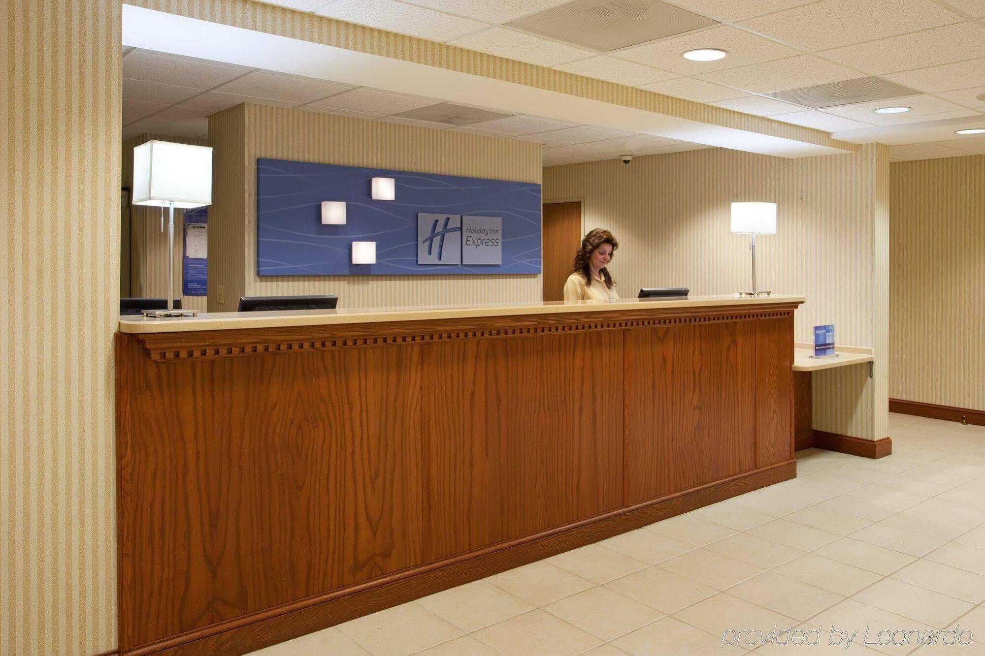 Express & Center Township By Ihg Hotel